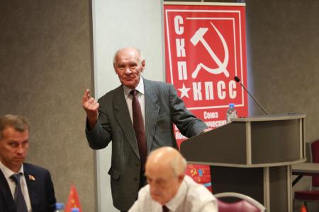 Поздравление Председателя ЦК КПРФ Г.А. Зюганова с юбилеем зам. Председателя ЦС СКП-КПСС Ю.Ю. Ермалавичюса 