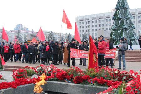 Возложение цветов к Вечному огню в Самаре в день 102-й годовщины Советской Армии и Военно-Морского Флота