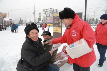 Республика Тува. В коммунисты и комсомольцы Кызыла поздравили мужчин с Днём рождения Красной Армии и Военно-Морского Флота