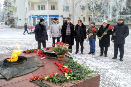 Курганские коммунисты совершили автопробег с возложением цветов к памятникам защитников Отечества