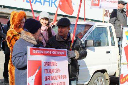 Амурская область. Коммунисты Благовещенска на митинге в честь 23 февраля собирали подписи за поправки КПРФ в Конституцию