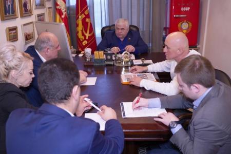 К.К. Тайсаев провел совещание с и.о. первого секретаря ЦК Компартии Армении Е.Ю. Казаряном и Председателем ЕКПГ Т.И. Пипией