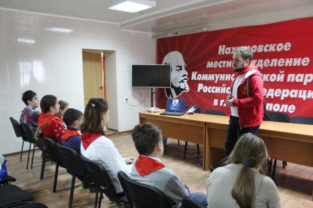 Севастополь. Комсомольцы рассказали пионерам про героев-антифашистов