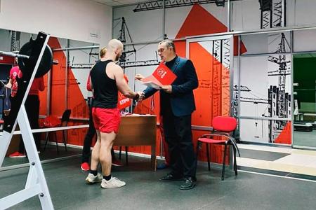 Спортклуб КПРФ в Благовещенске Амурской области отметил 23 февраля турниром по армейскому жиму