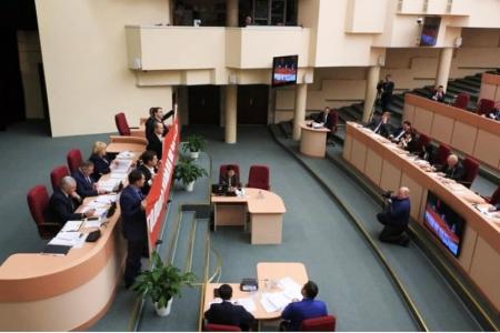 Саратовская область. Депутаты КПРФ развернули в региональном парламенте плакат «Голос народа не задушить!» и включили сирену