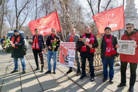 Саратовские коммунисты поздравили женщин с 8 марта