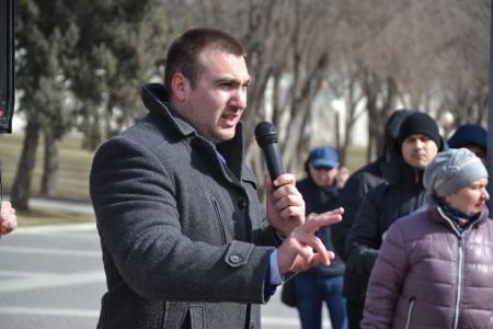 Астраханские коммунисты организовали митинг в поддержку владельцев гаражей