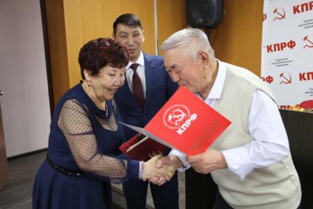 Тува. В Кызыле коммунисты провели праздничный концерт