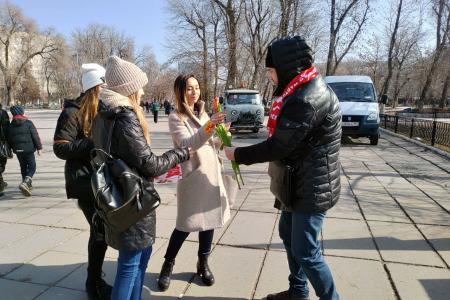 Саратовские коммунисты поздравили женщин с 8 марта