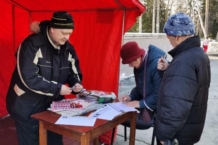 Серия пикетов в поддержку поправок КПРФ в Конституцию прошла в Новосибирске