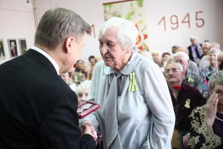 Анатолий Локоть наградил блокадников медалями к 75-летию Победы