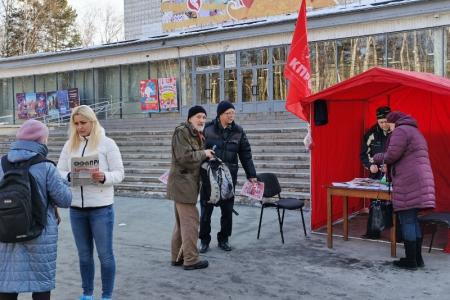 Серия пикетов в поддержку поправок КПРФ в Конституцию прошла в Новосибирске
