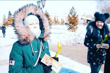 Тыва. В центре Кызыла комсомольцы и коммунисты вышли поздравить женщин с Международным женским днем