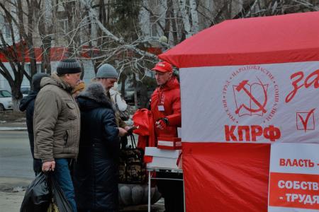 В Омске прошли пикеты коммунистов в поддержку Всероссийской акции «За социальную справедливость, за достойную жизнь!»