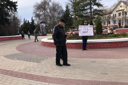 Комсомольцы Белгорода вышли с серией одиночных пикетов против «обнуления» президентских сроков