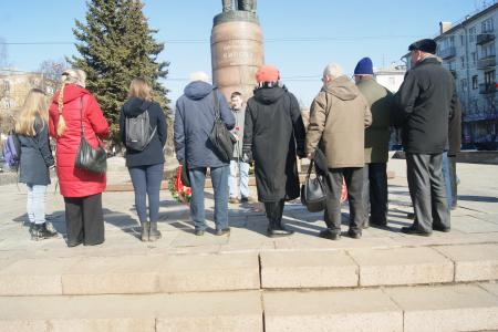 Кировские коммунисты возложили цветы к памятнику С.М. Кирову в день его рождения 