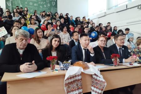В Якутске состоялось торжественное награждение участников творческого конкурсе среди школьников, посвященного 75-летию Победы, «И помнит мир спасенный…»