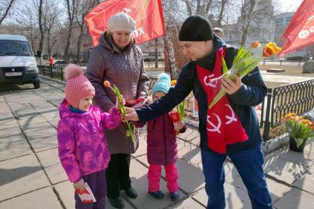 Саратовские коммунисты поздравили женщин с 8 марта