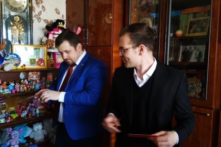 Депутат Госдумы Сергей Гаврилов с воронежскими коммунистами и комсомольцами поздравили женщин с 8 Марта