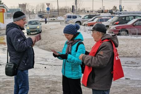 Серия пикетов в поддержку поправок КПРФ в Конституцию прошла в Новосибирске