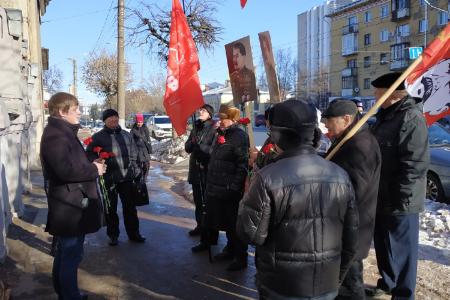 Кировские коммунисты возложили цветы к мемориальной доске И.В. Сталину
