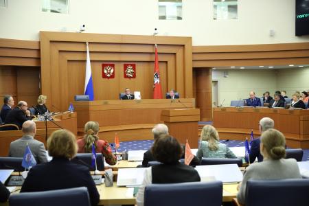 «Укрепление административной диктатуры». КПРФ в Мосгордуме отказалась поддержать поправки в Конституцию РФ