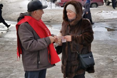 Серия пикетов в поддержку поправок КПРФ в Конституцию прошла в Новосибирске