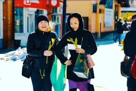 Тыва. В центре Кызыла комсомольцы и коммунисты вышли поздравить женщин с Международным женским днем