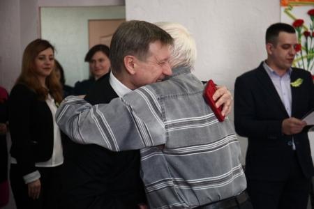 Анатолий Локоть наградил блокадников медалями к 75-летию Победы
