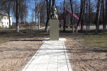Псковская область. Бюст В.И. Ленина установили в Дедовичах 