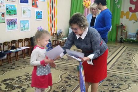 Ольга Алимова наградила самых юных участников конкурса «Мир и война глазами ребенка»