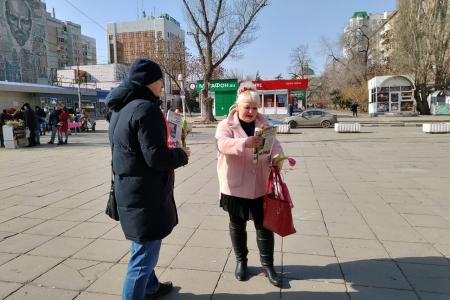 Саратовские коммунисты поздравили женщин с 8 марта