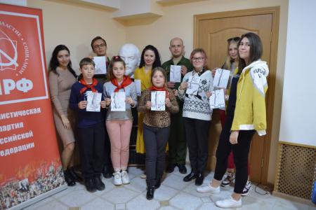 Севастополь. При поддержке КПРФ проведено занятие по живописи для пионеров и комсомольцев