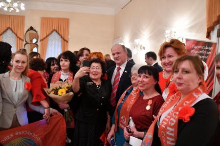 «Для нас очень важно изменение политического курса в пользу трудящихся». Г.А. Зюганов принял участие в работе V съезда ВЖС «Надежда России»