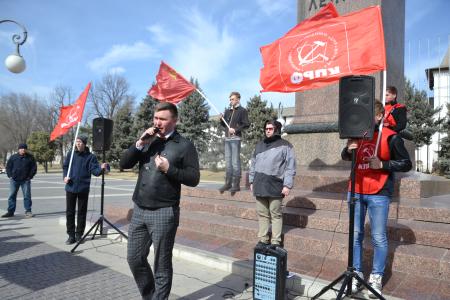 Астраханские коммунисты организовали митинг в поддержку владельцев гаражей