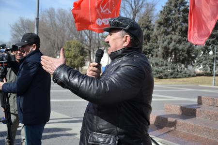 Астраханские коммунисты организовали митинг в поддержку владельцев гаражей