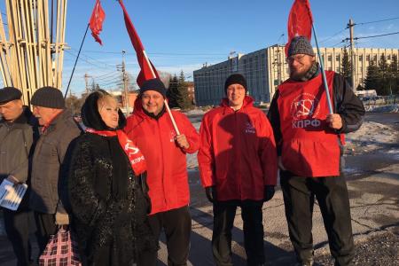 В Омске прошли пикеты коммунистов в поддержку Всероссийской акции «За социальную справедливость, за достойную жизнь!»