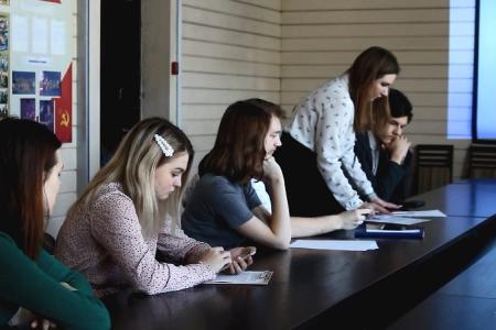 Новосибирские комсомольцы провели конференцию о женской борьбе за равноправие