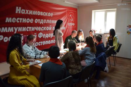 Севастополь. При поддержке КПРФ проведено занятие по живописи для пионеров и комсомольцев