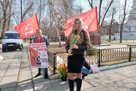 Саратовские коммунисты поздравили женщин с 8 марта