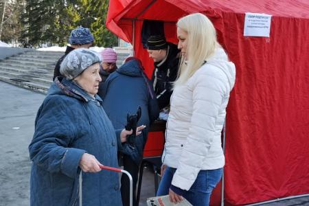 Серия пикетов в поддержку поправок КПРФ в Конституцию прошла в Новосибирске