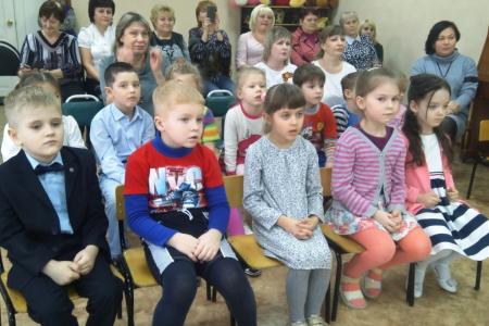 Ольга Алимова наградила самых юных участников конкурса «Мир и война глазами ребенка»