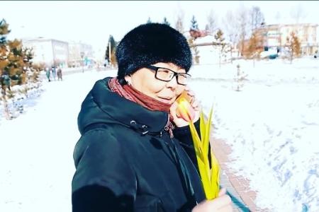 Тыва. В центре Кызыла комсомольцы и коммунисты вышли поздравить женщин с Международным женским днем