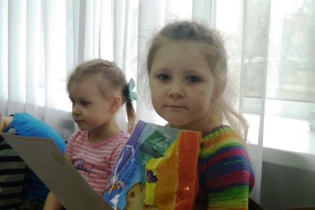 Ольга Алимова наградила самых юных участников конкурса «Мир и война глазами ребенка»
