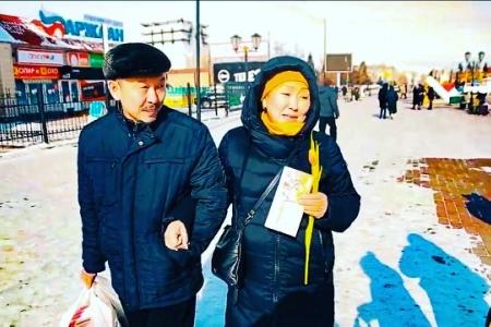 Тыва. В центре Кызыла комсомольцы и коммунисты вышли поздравить женщин с Международным женским днем