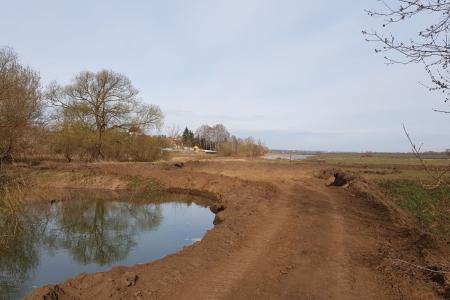 В Рязанском районе техника СПК «Вышгородский», принадлежащего депутату облдумы Митрохину, перегородила плотиной приток Оки