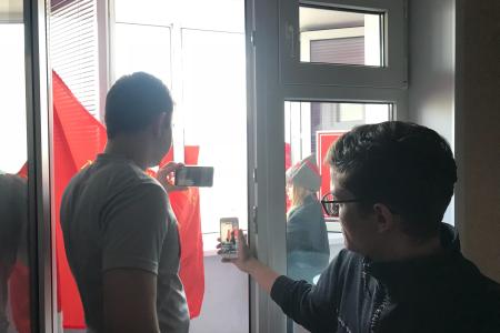 Комсомольцы Белгорода провели праздничный концерт на балконе с трансляцией в социальные сети