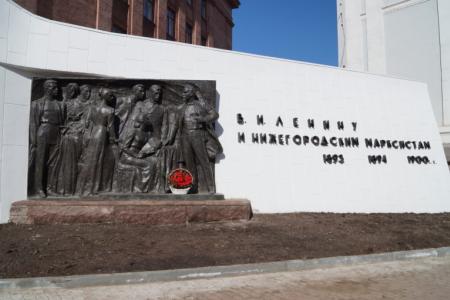 Нижегородские коммунисты и комсомольцы возложили цветы к отреставрированной стеле