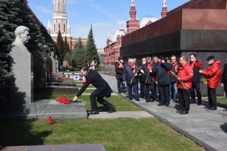 В Москве коммунисты возложили цветы к Мавзолею Ленина, соблюдая социальное дистанцирование
