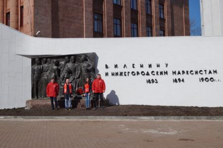Нижегородские коммунисты и комсомольцы возложили цветы к отреставрированной стеле